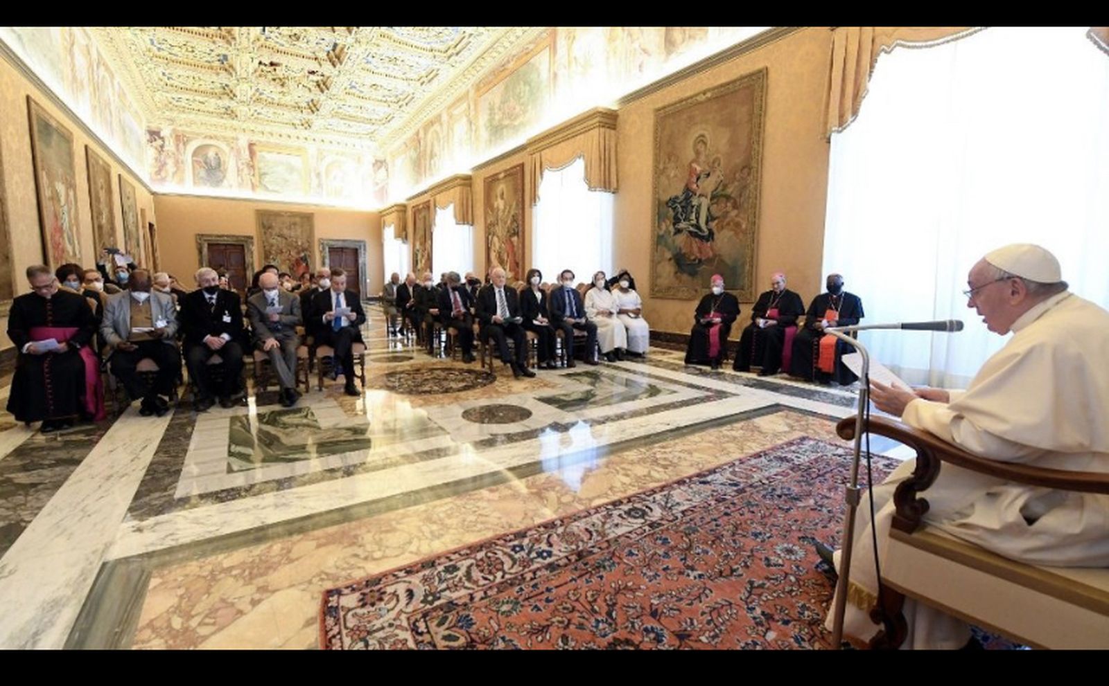 Francisco pide a los países que promuevan políticas "amigas de la familia"