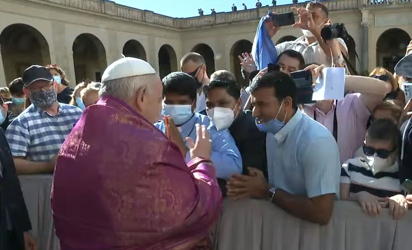 El Papa con un pañuelo indio