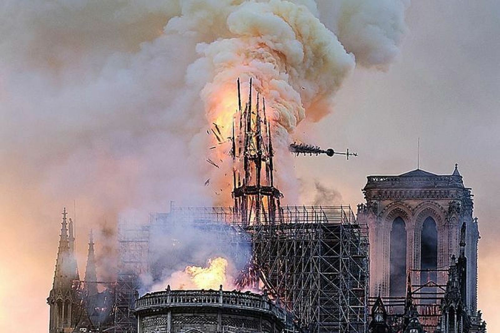 Momento del colapso de la aguja de Notre Dame