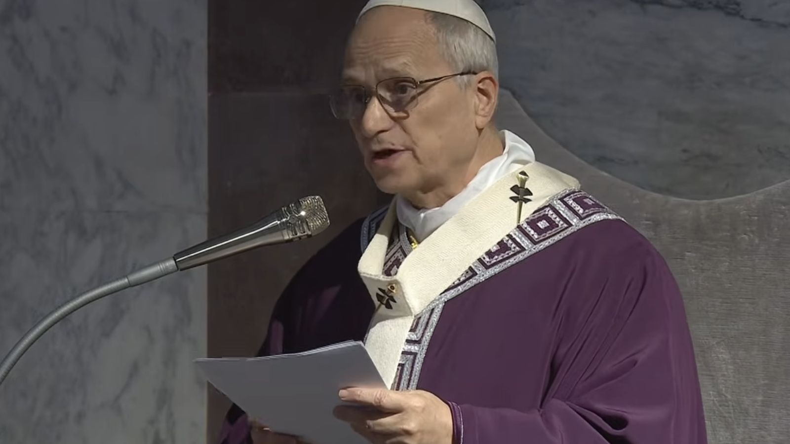 León XIV lee su homilía