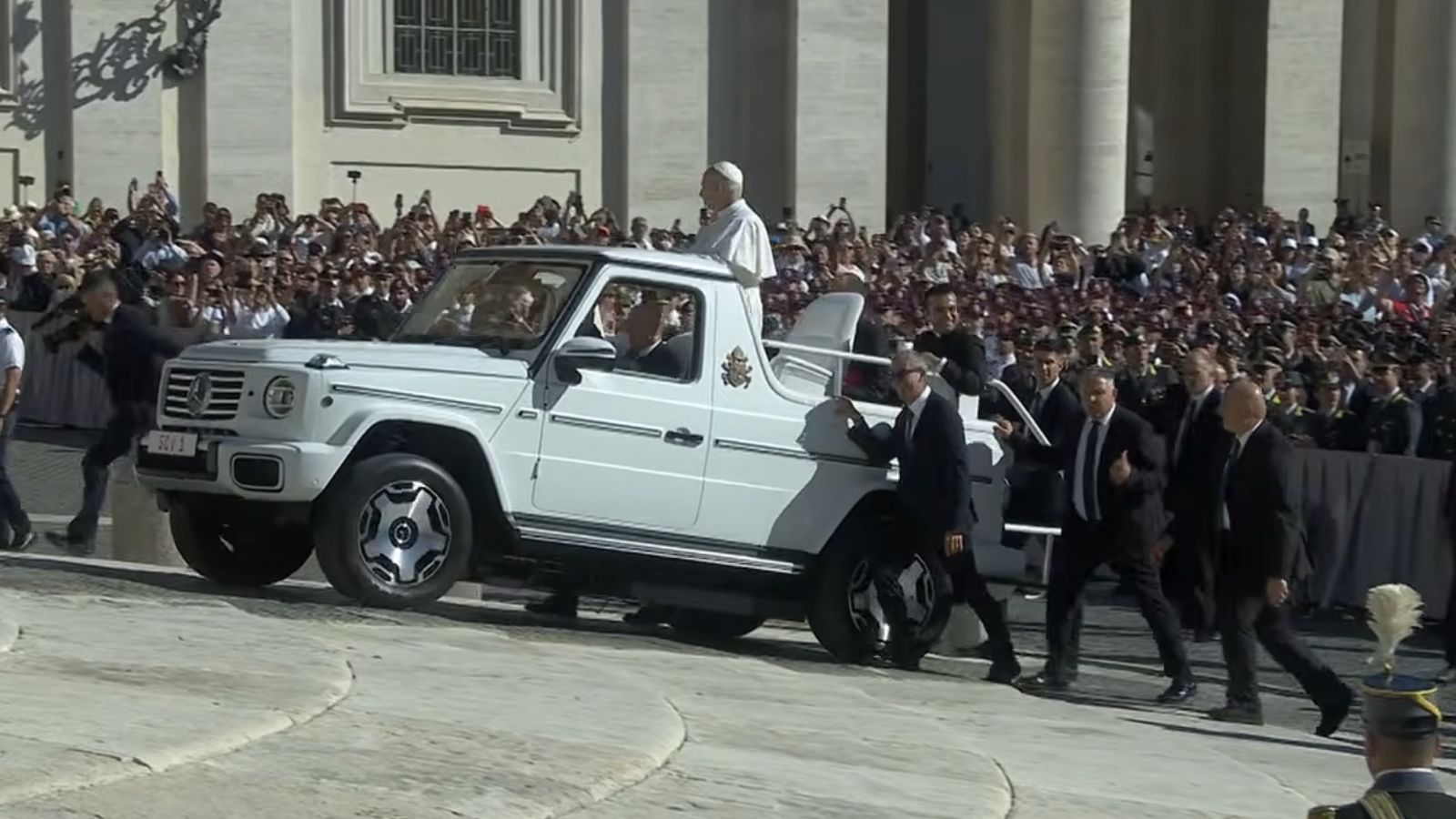 El papamóvil entra en el 'sagrato' de la plaza de san Pedro