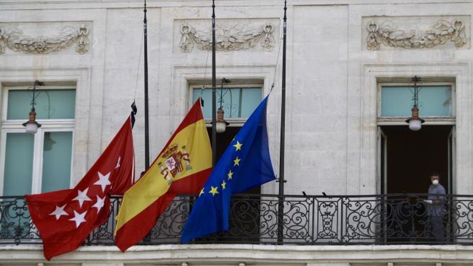 Banderas a media asta por la emergencia del coronavirus