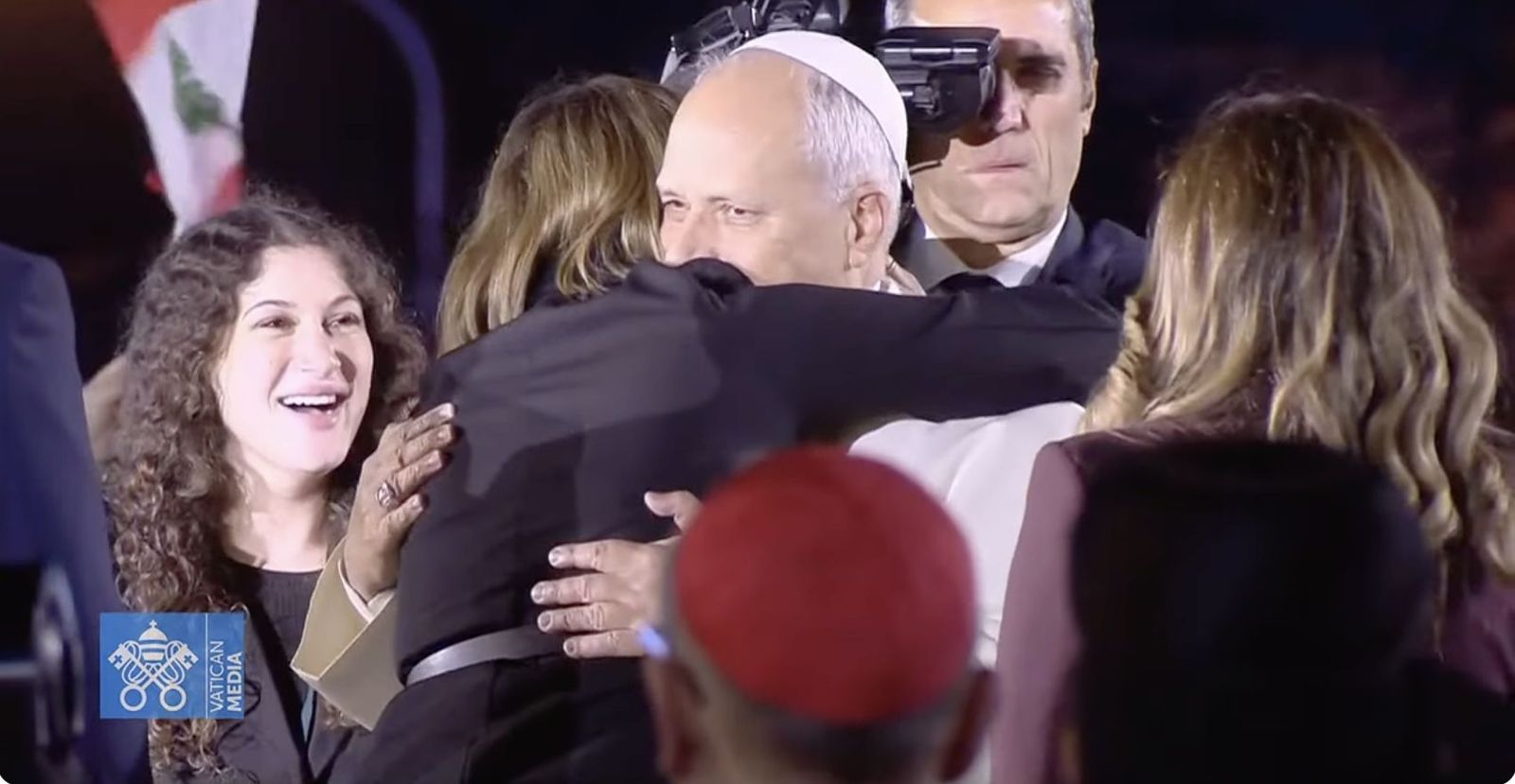 El espontáneo abrazo de una joven libanesa al Papa