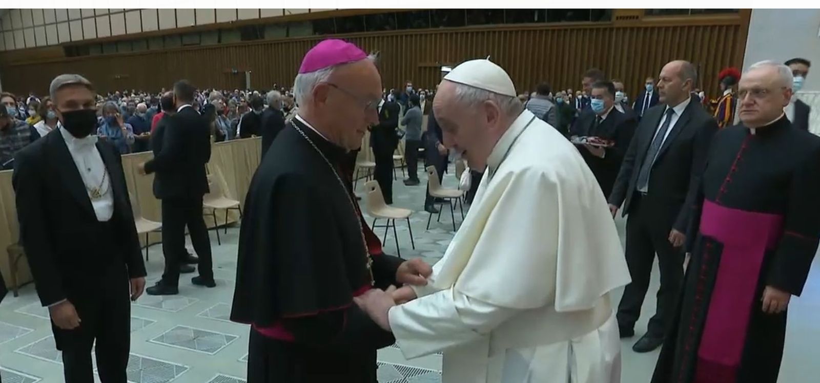 Papa saluda a un obispo después de la audiencia