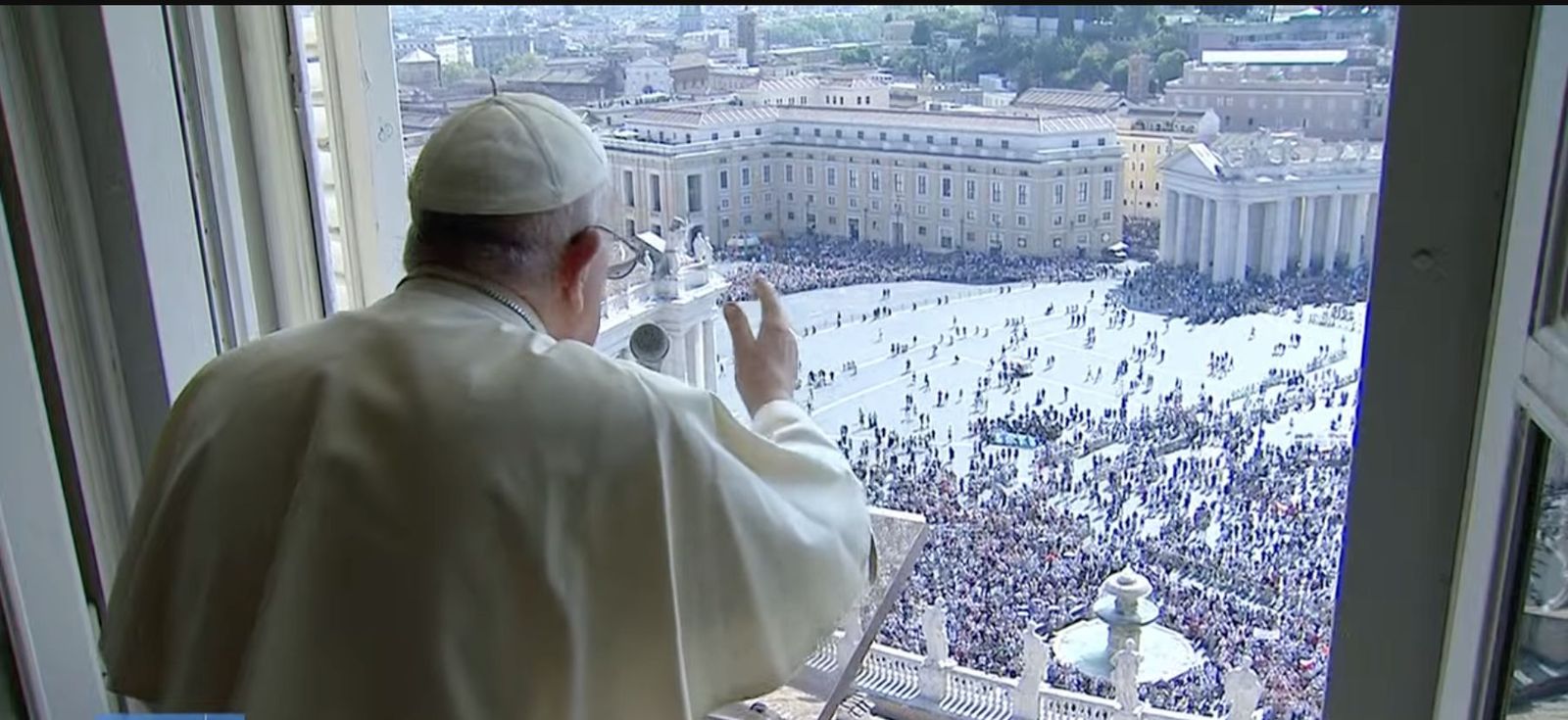 El Papa bendice a los fieles desde el balcón