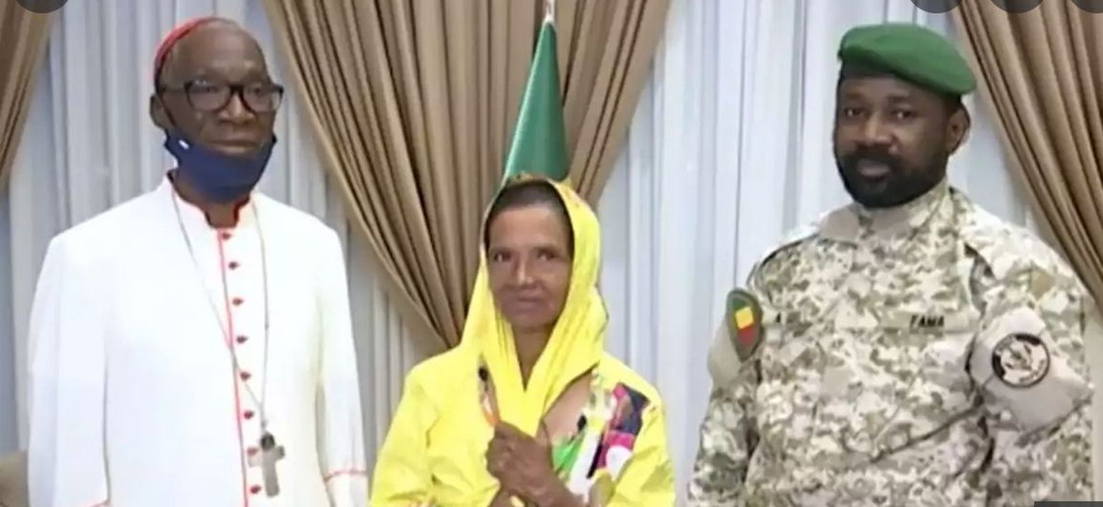 Gloria Cecilia, en el centro