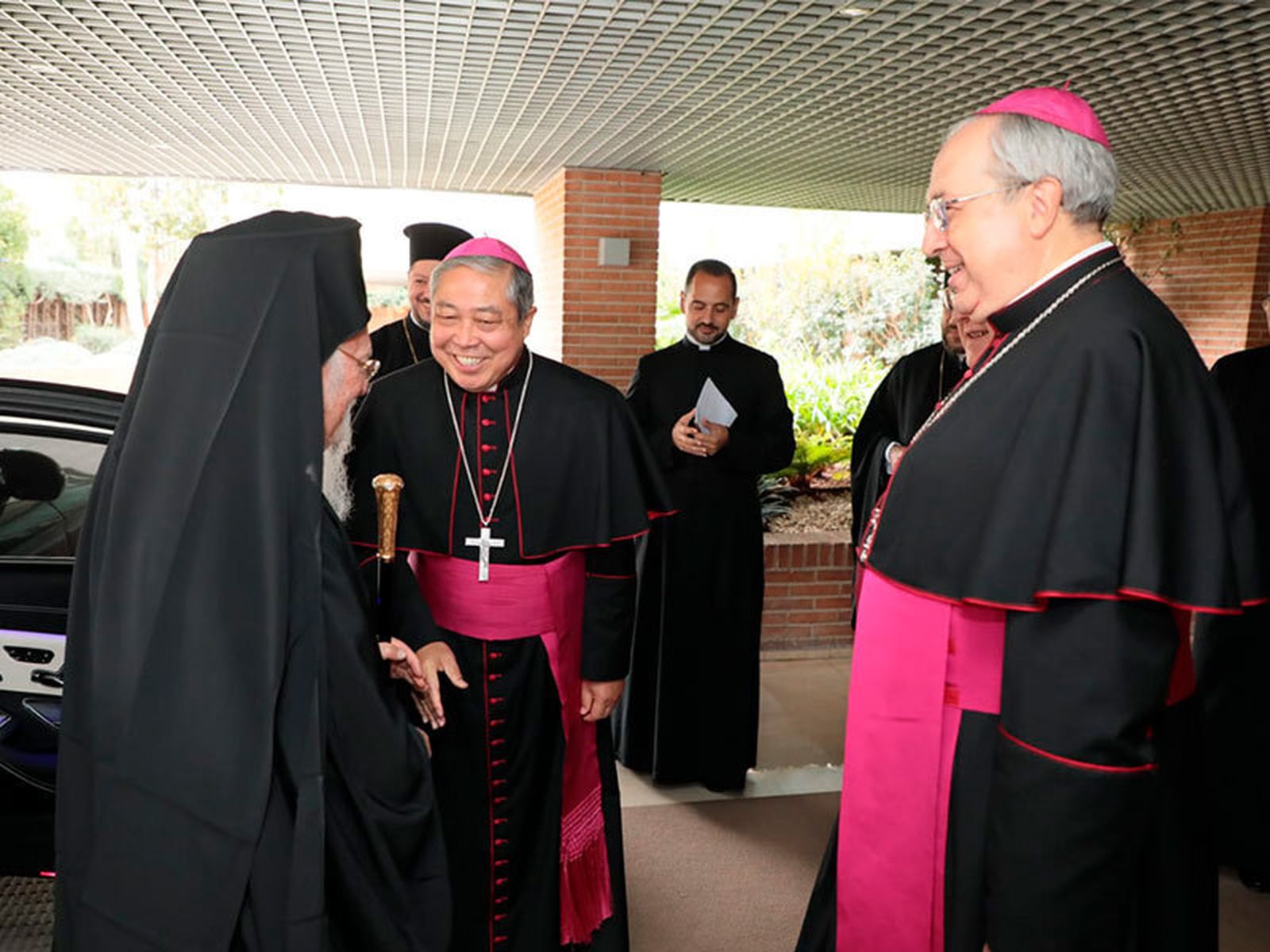 Bartolomé I, recibido por Osoro, Magán y el nuncio a la entrada a la CEE
