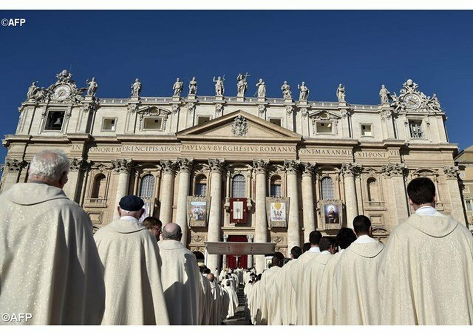 Procesión hacia san Pedro, con las imágenes de los nuevos santos