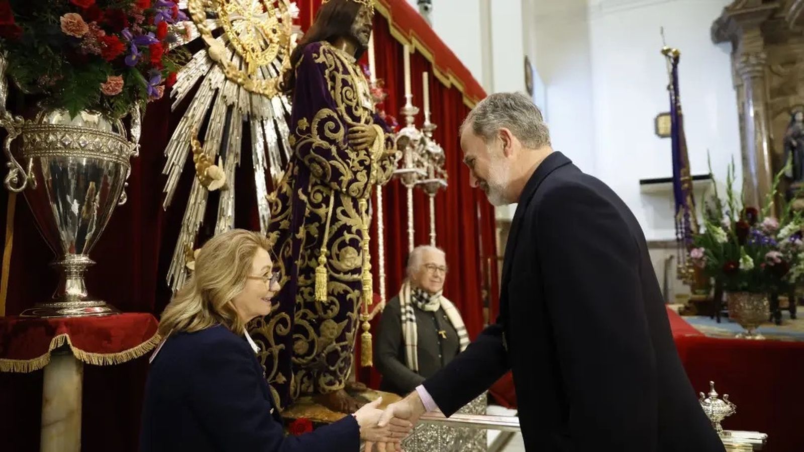 Felipe VI saluda a una cofrade