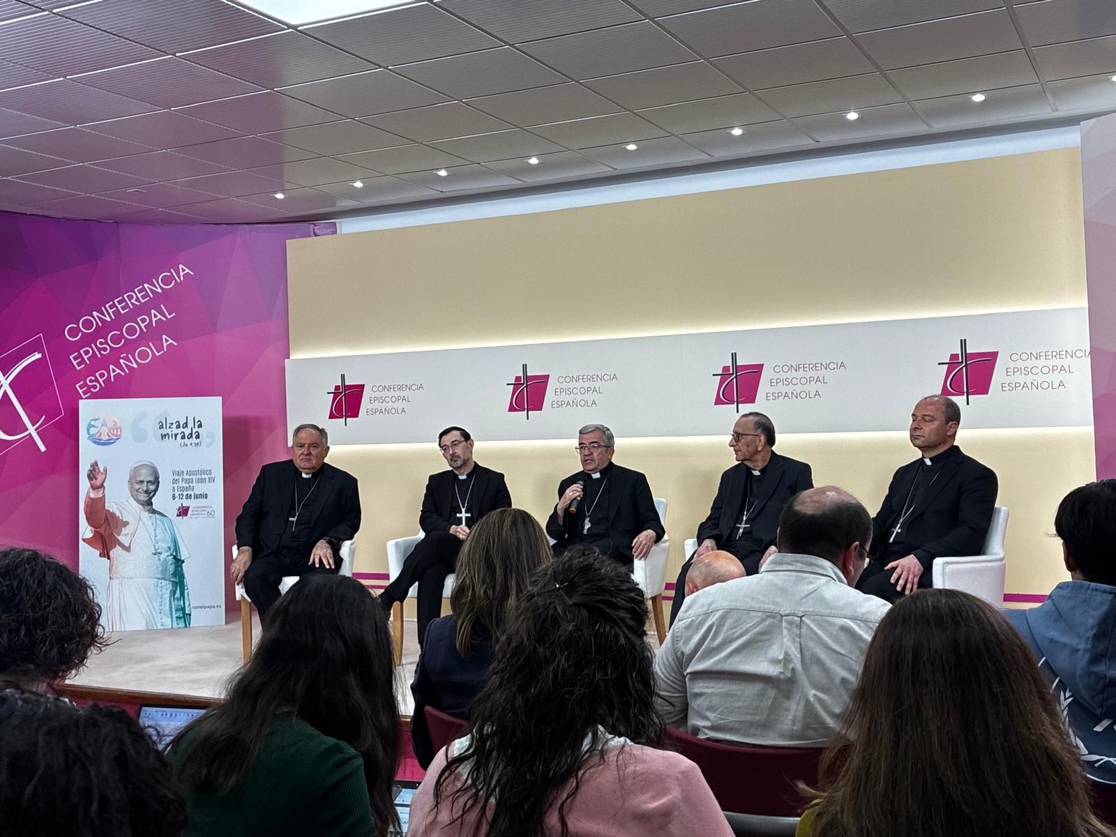 Los obispos, durante la rueda de prensa