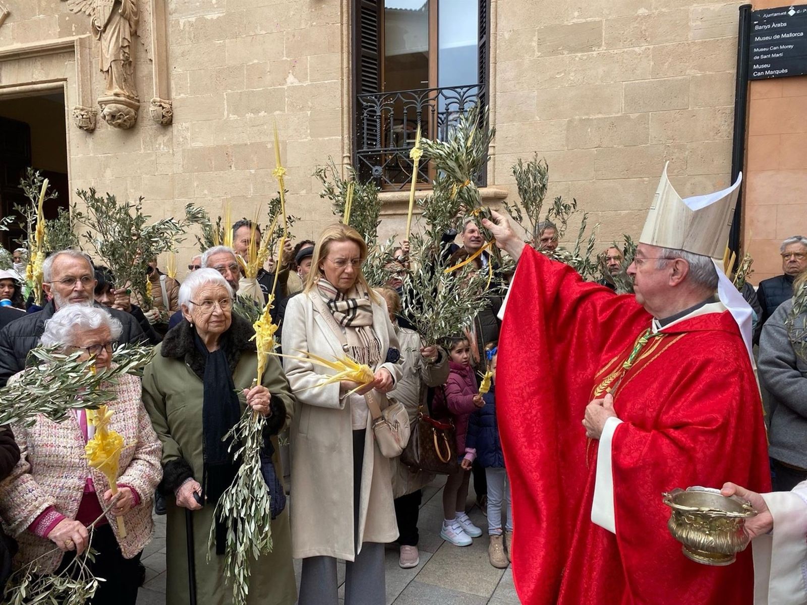 El obispo de Mallorca, Sebastià Taltavull, durante la litirgia del Domingo de Ramos.
