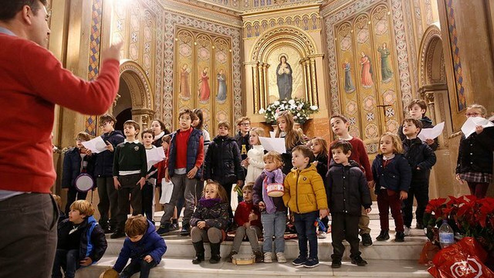 Niños cantando villancicos en la celebración de 'Navidad de los Pueblos' en Valencia