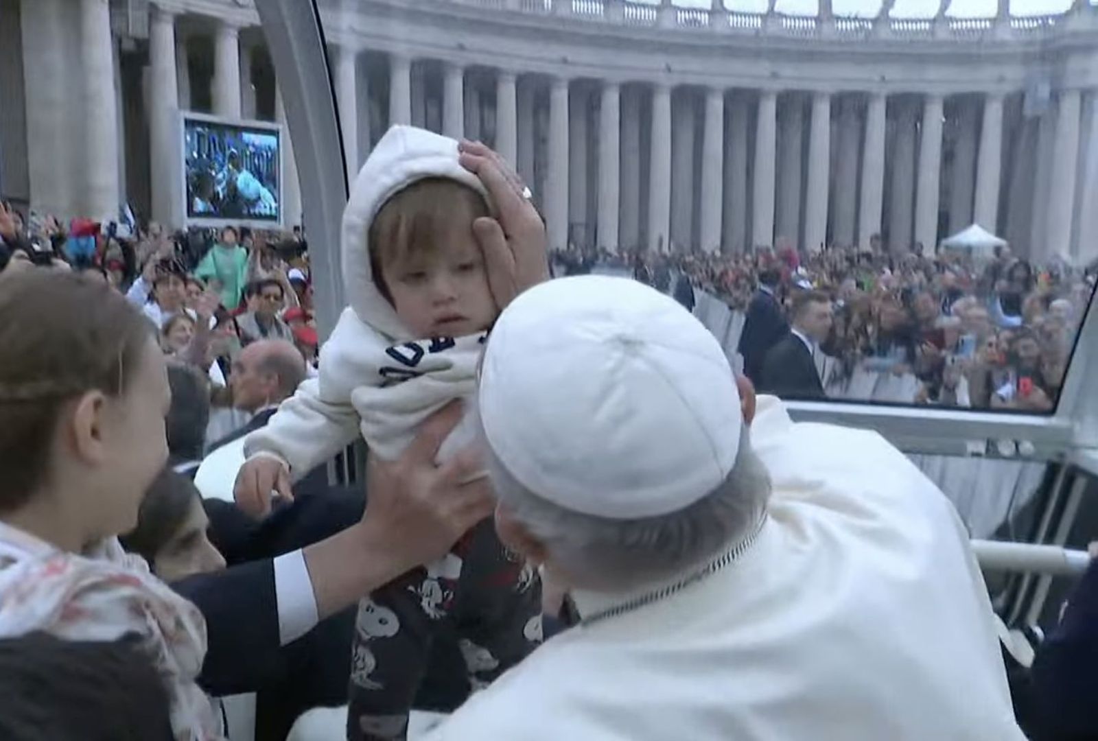 El Papa saluda a un niño antes de la audiencia general