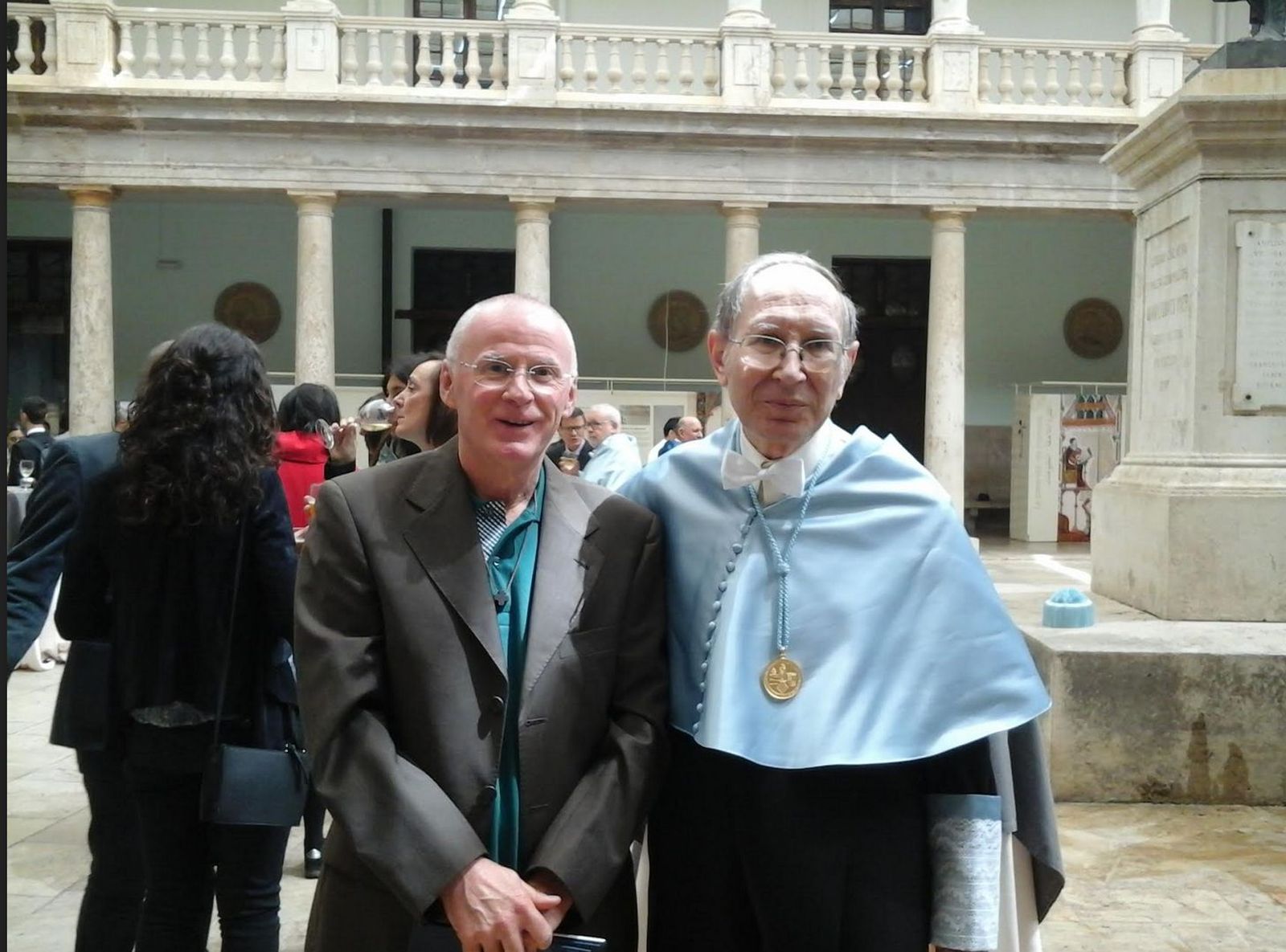 Padre Massot, a la derecha