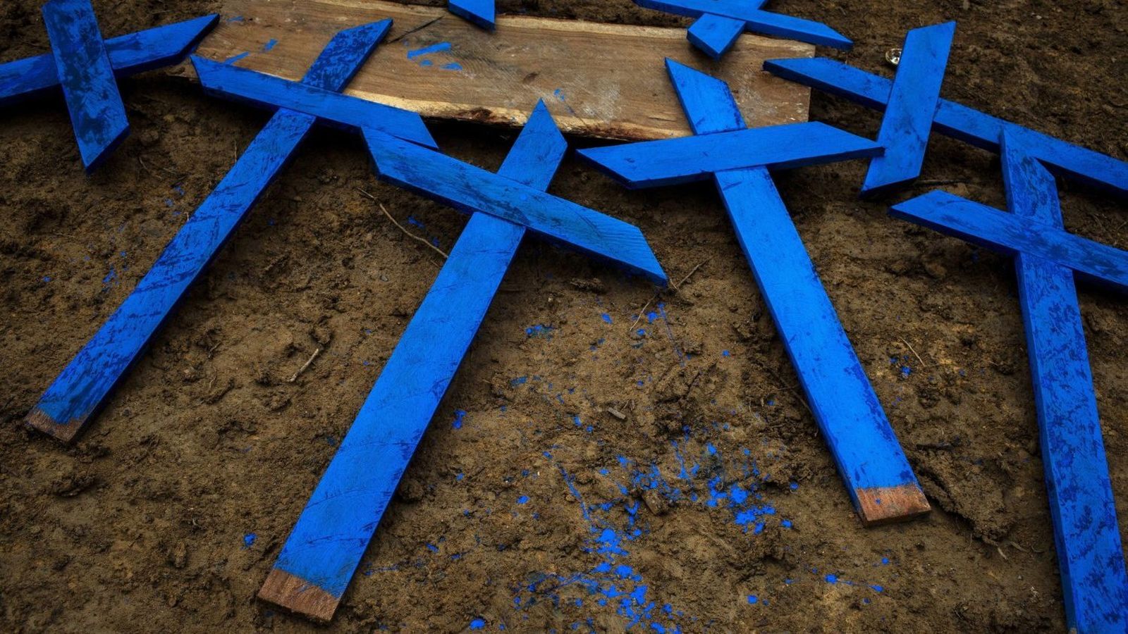 Cruces para funerales masivos