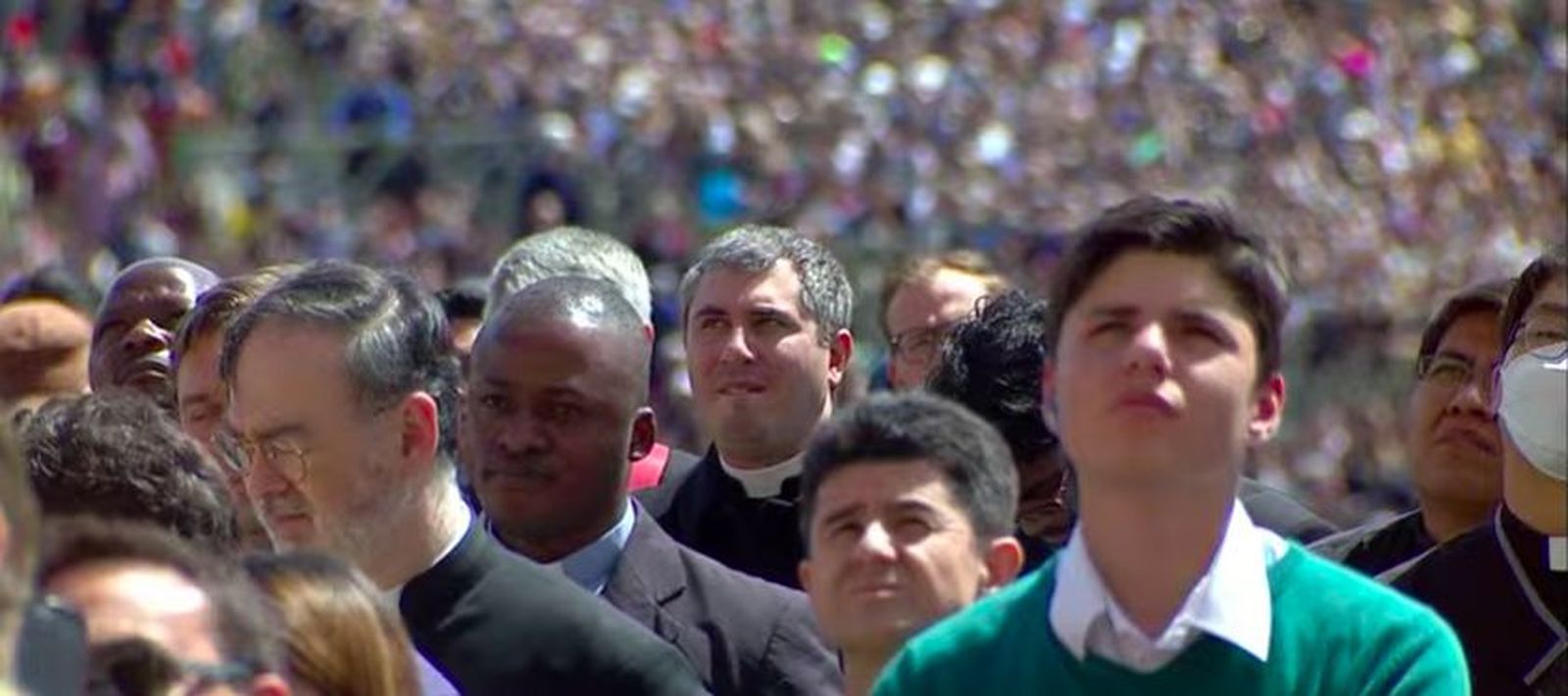 Miles de fieles escuchan al Papa