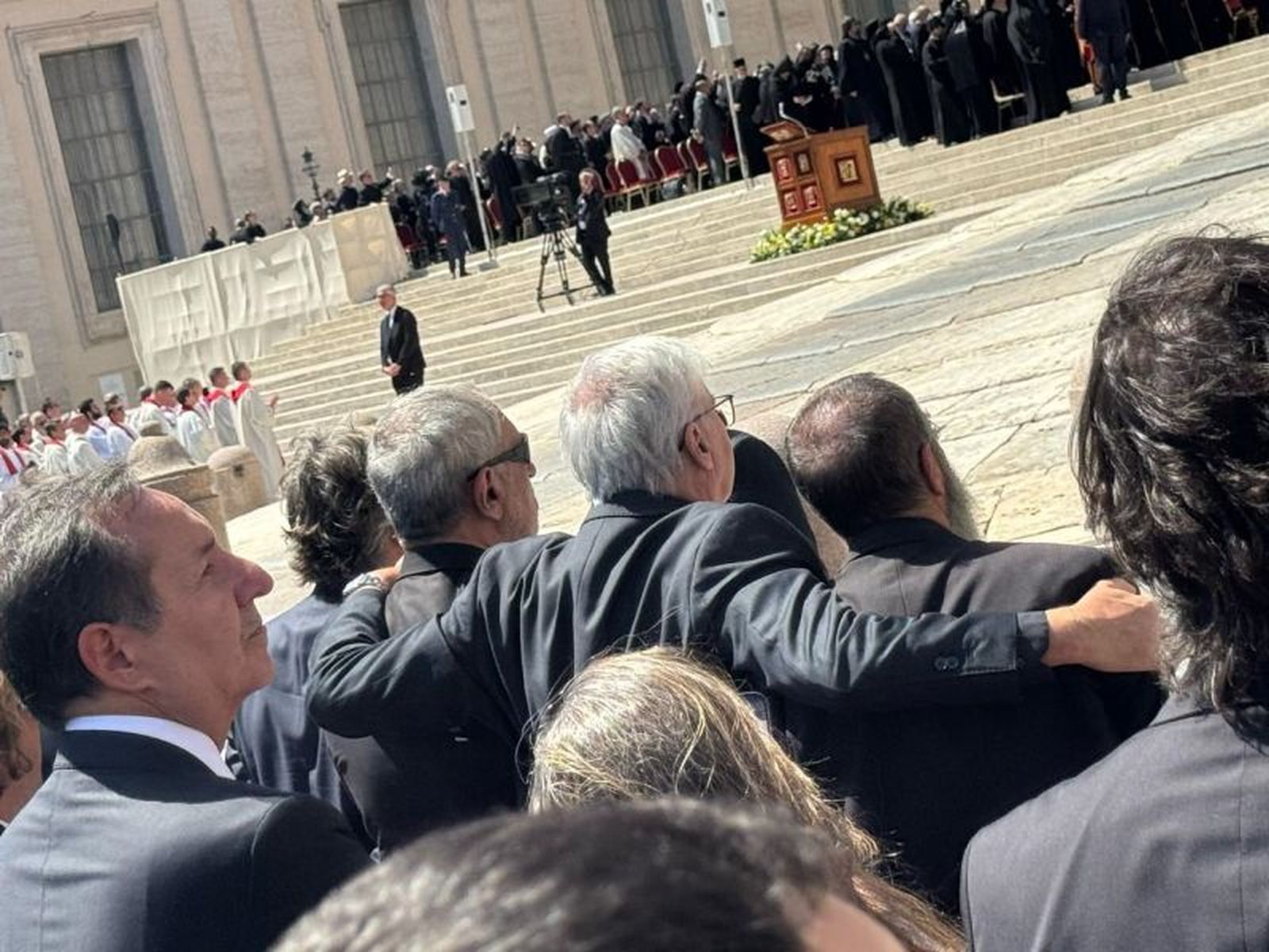 El abrazo de los tres amigos en el funeral