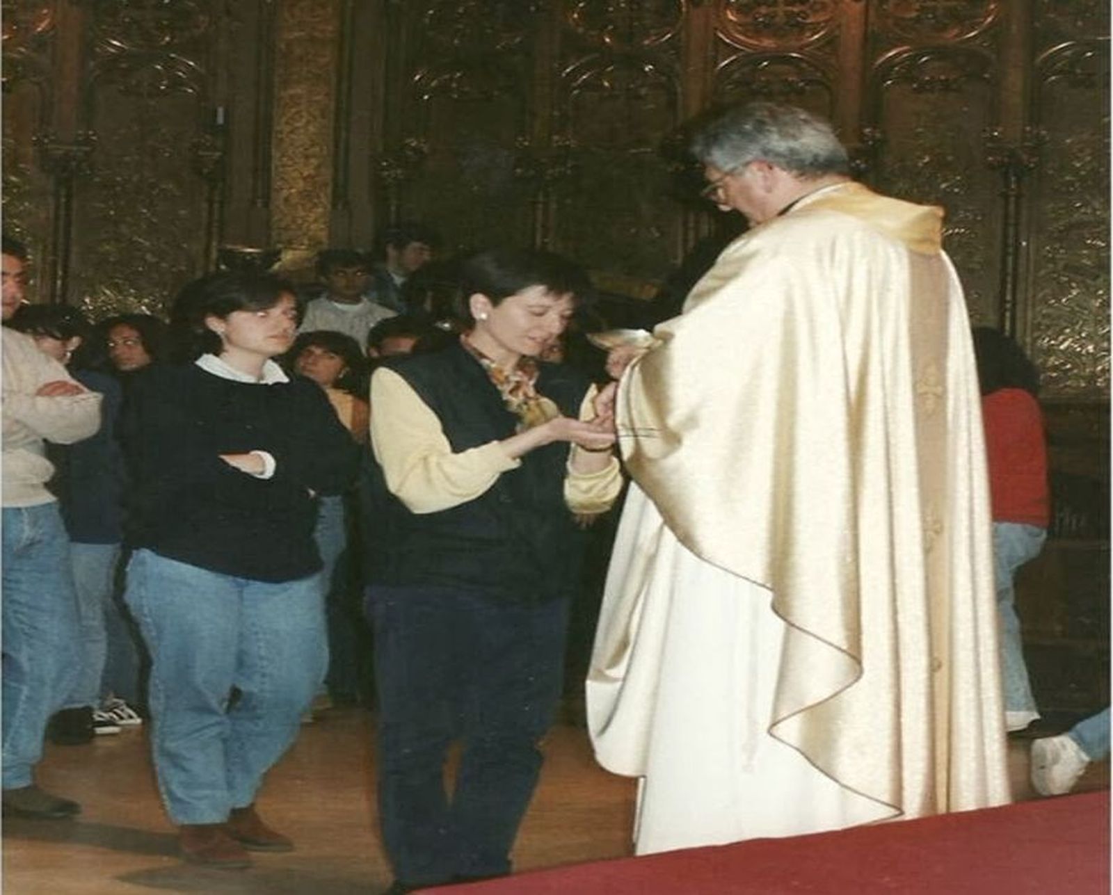 Rosa Deulofeu, comulgando de manos del obispo Joan Carrera