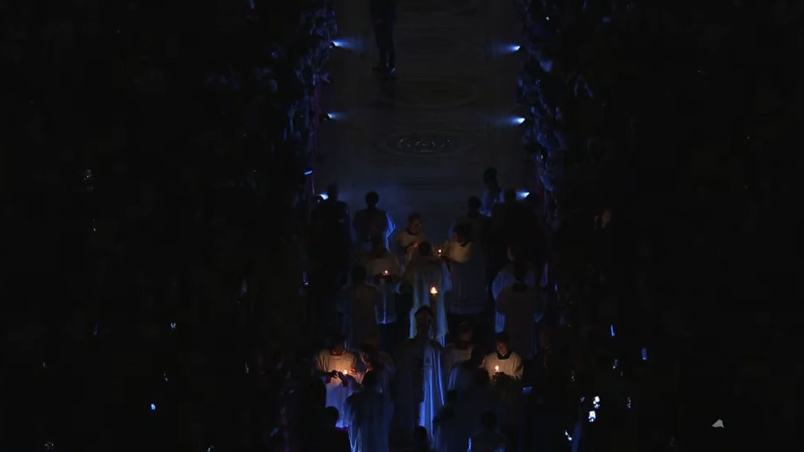 El cirio pascual comienza a iluminar la basílica de San Pedro