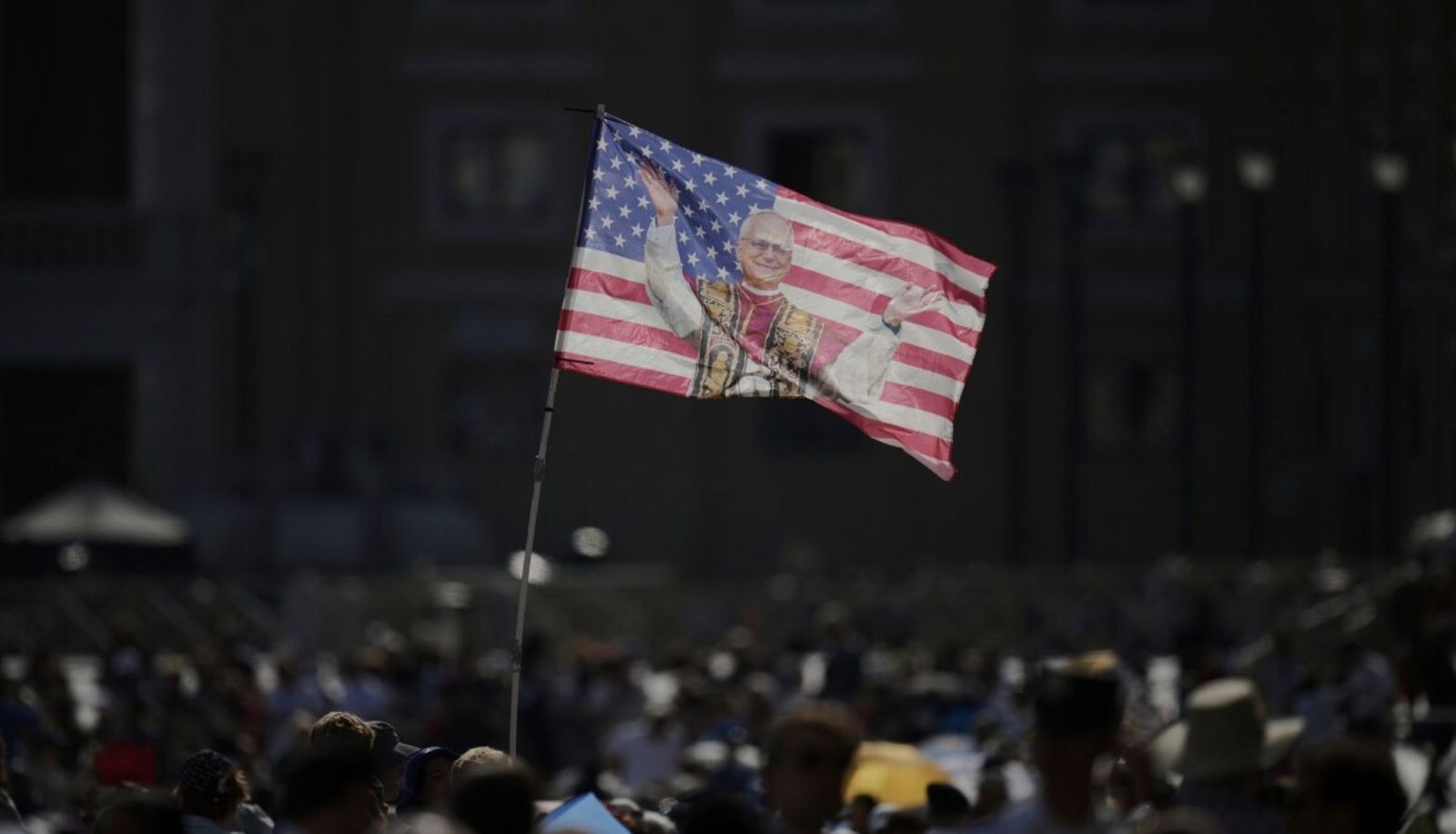 León XIV y bandera USA