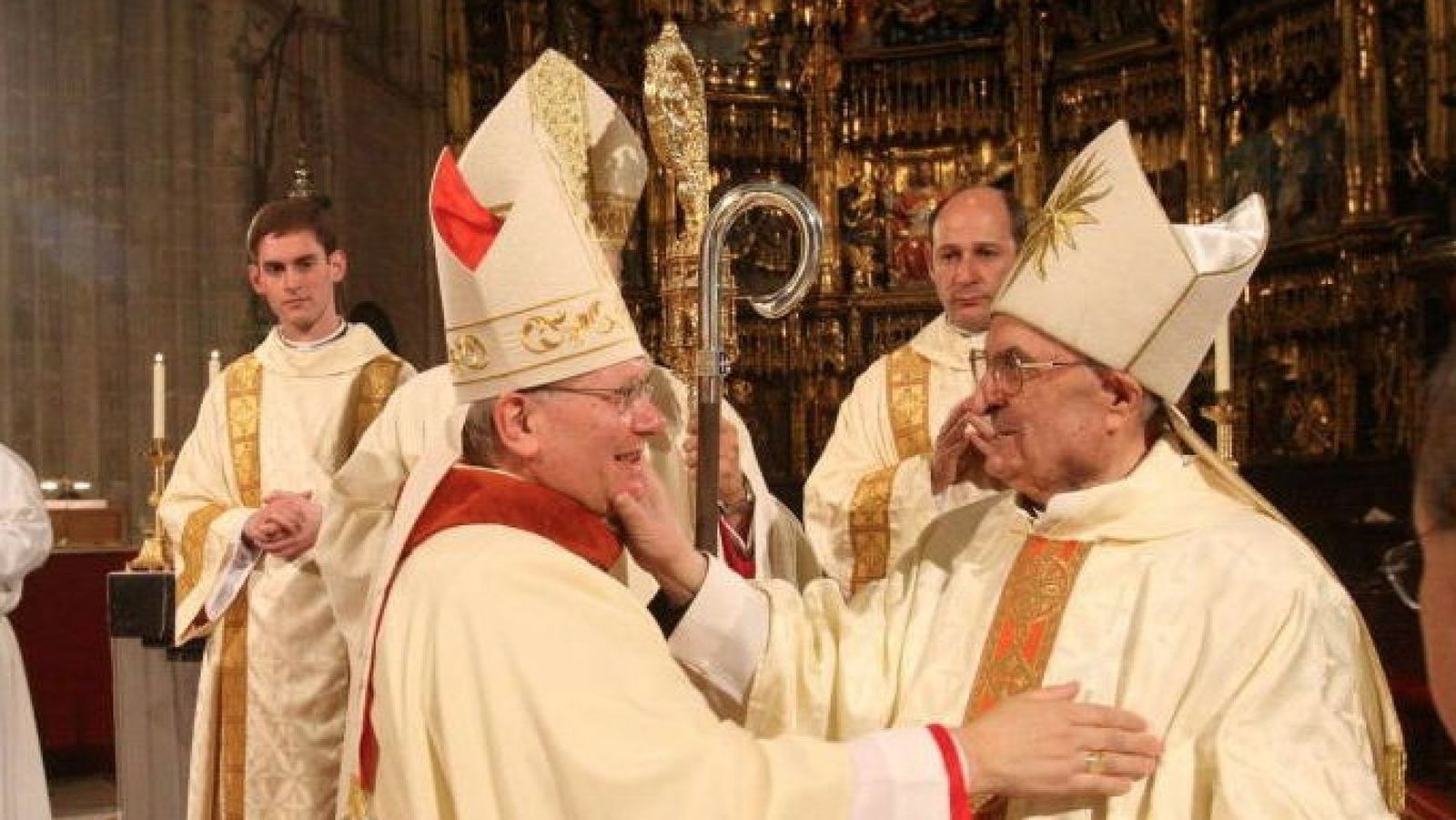 Don Gabino saluda a monseñor Menéndez