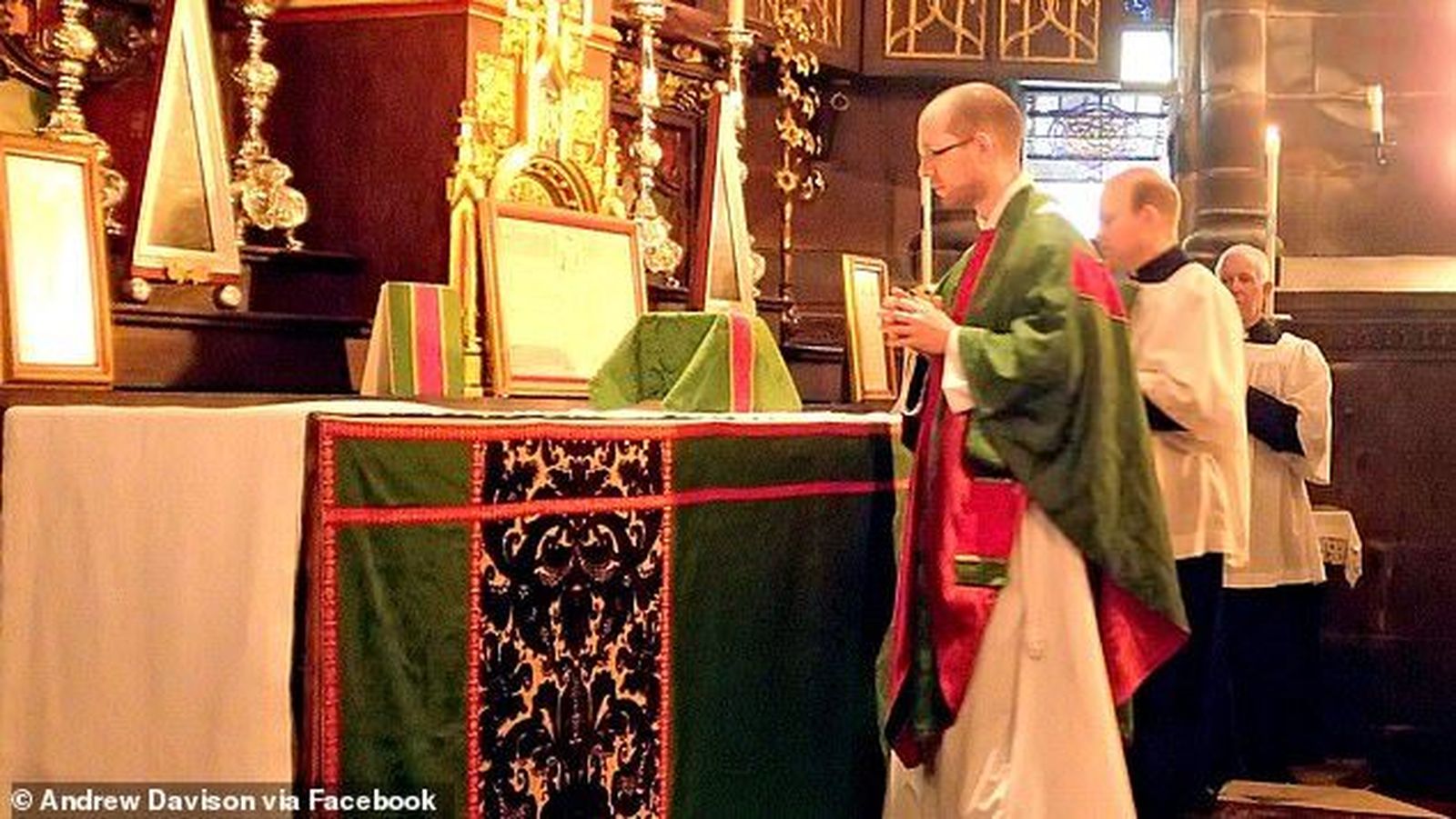 El reverendo Dr. Andrew Davison.