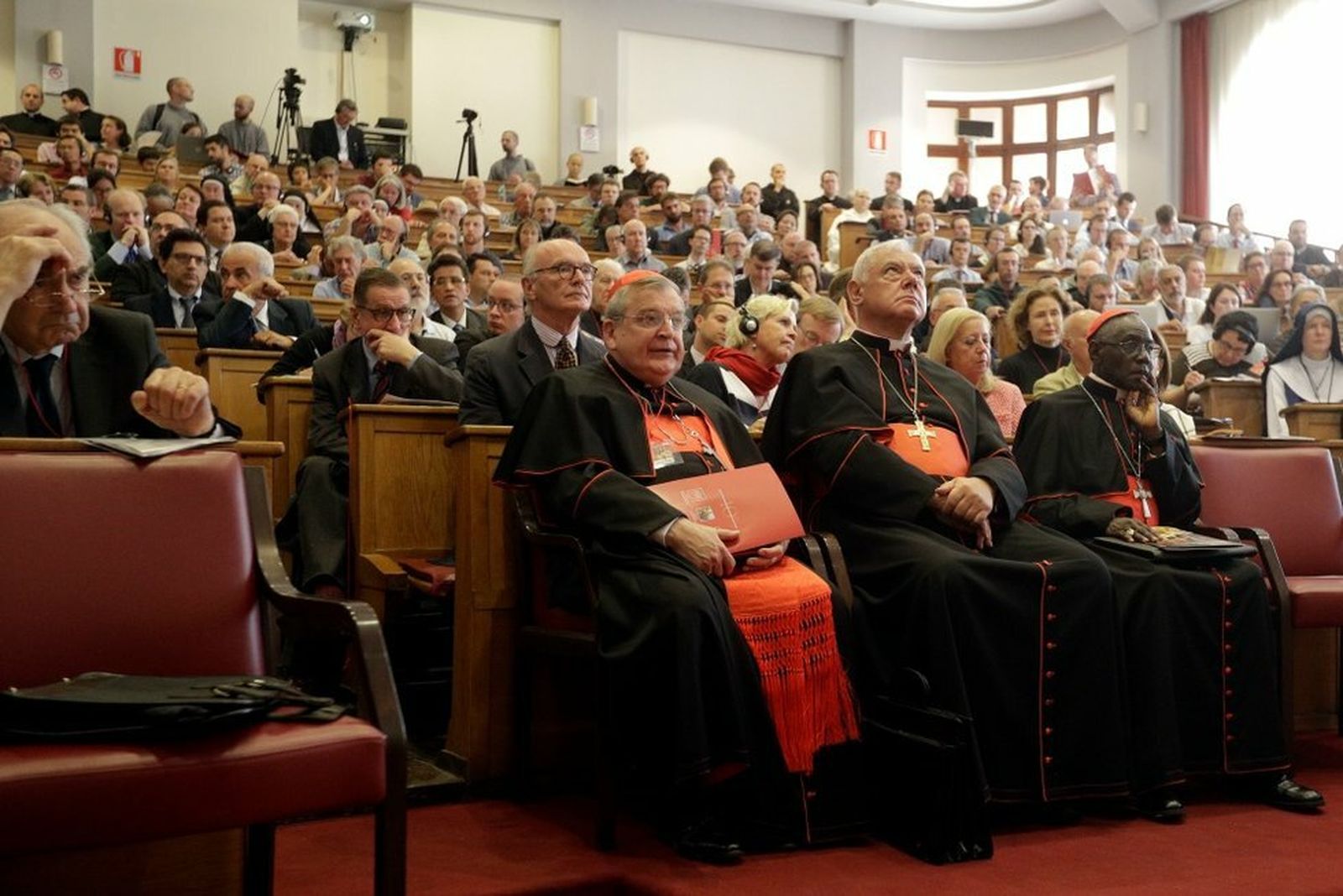 Müller, Burke y Sarah celebran los diez años del 'regreso' de las misas en latín sin el Papa