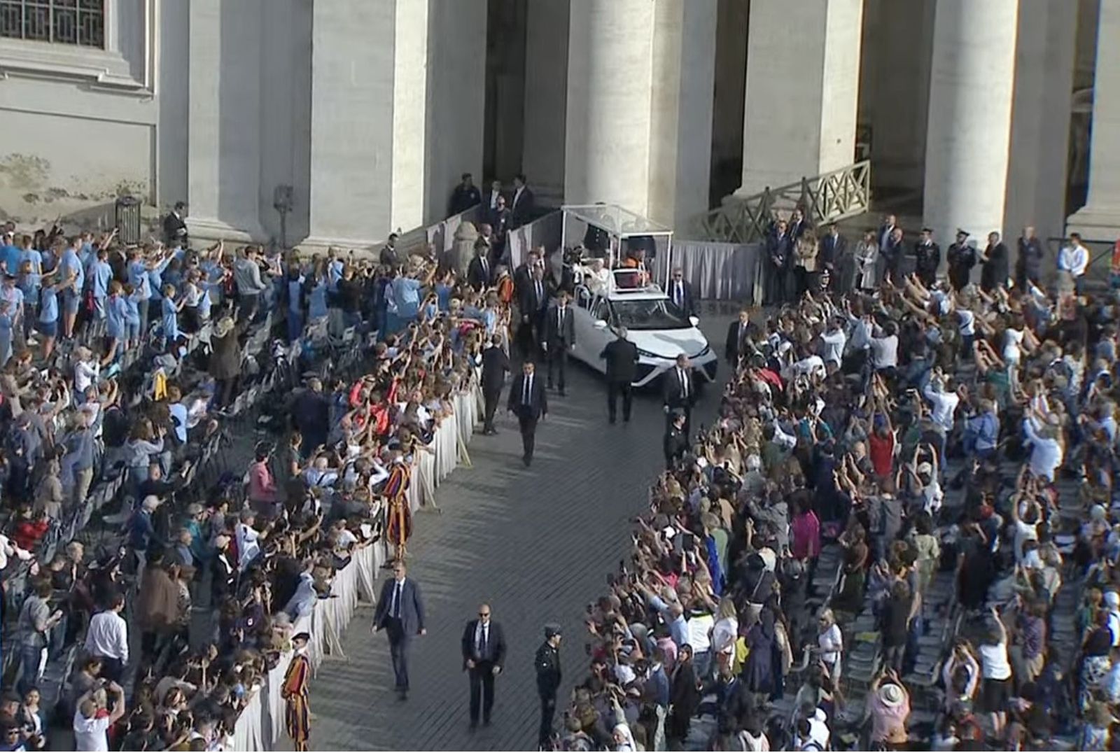 Recorrido del Papa por la plaza de San Pedro