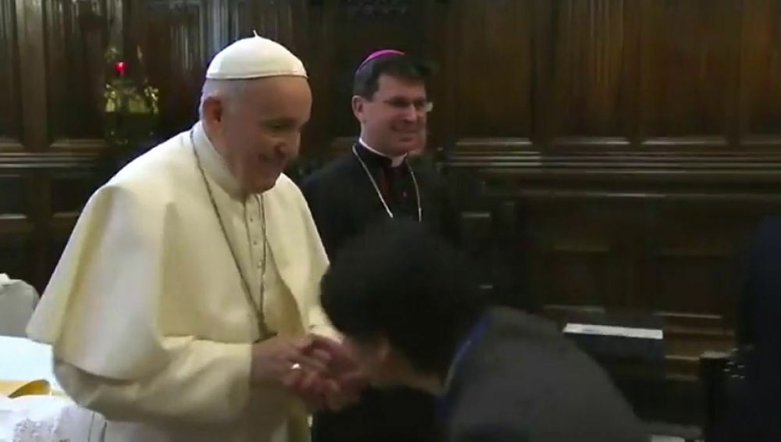 El 'besamanos' del Papa en Loreto