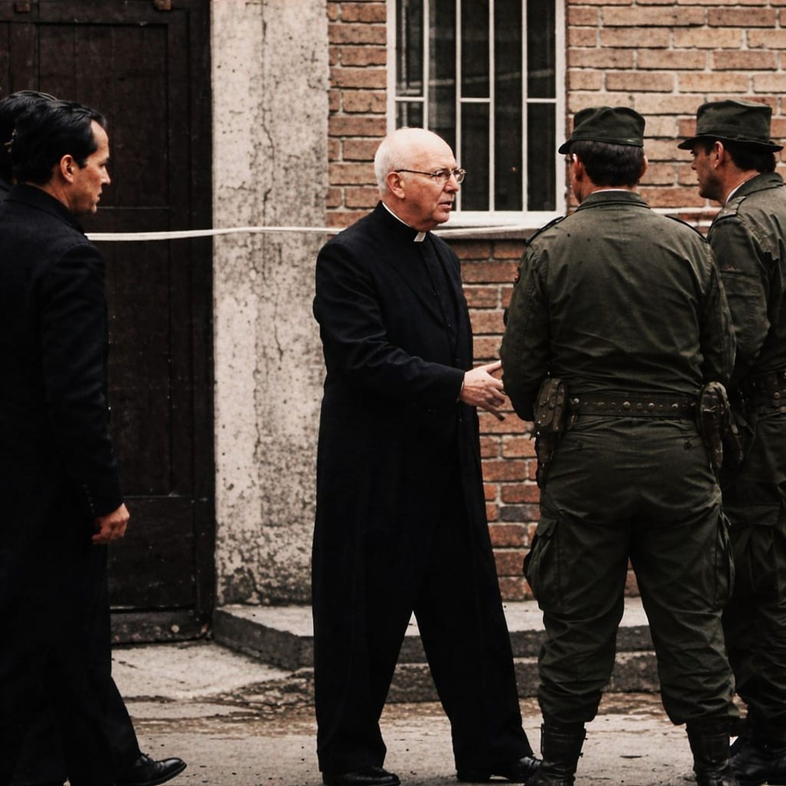 Cardenal Rubiano saluda a los agentes de la policia nacional