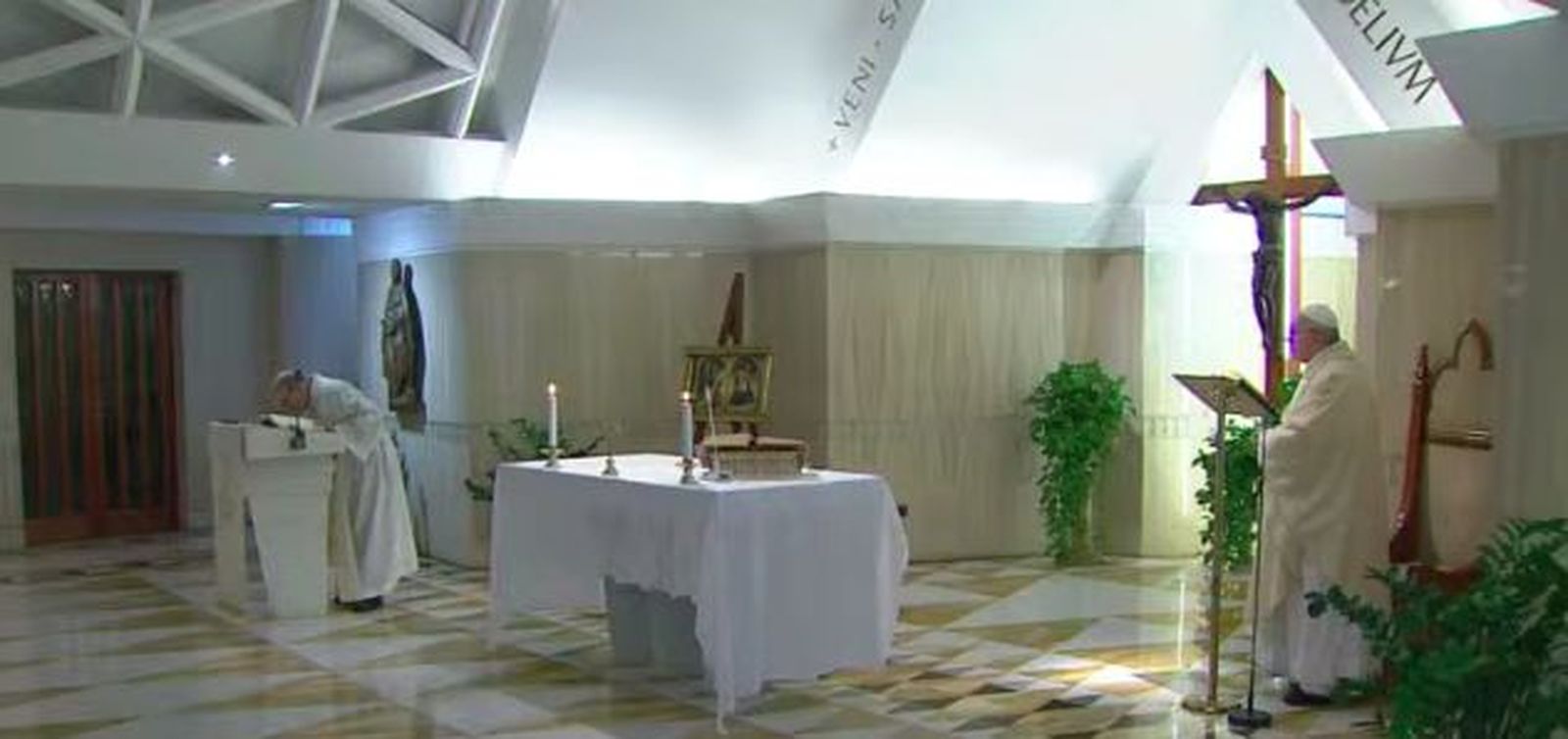 Momento de la misa en Santa Marta