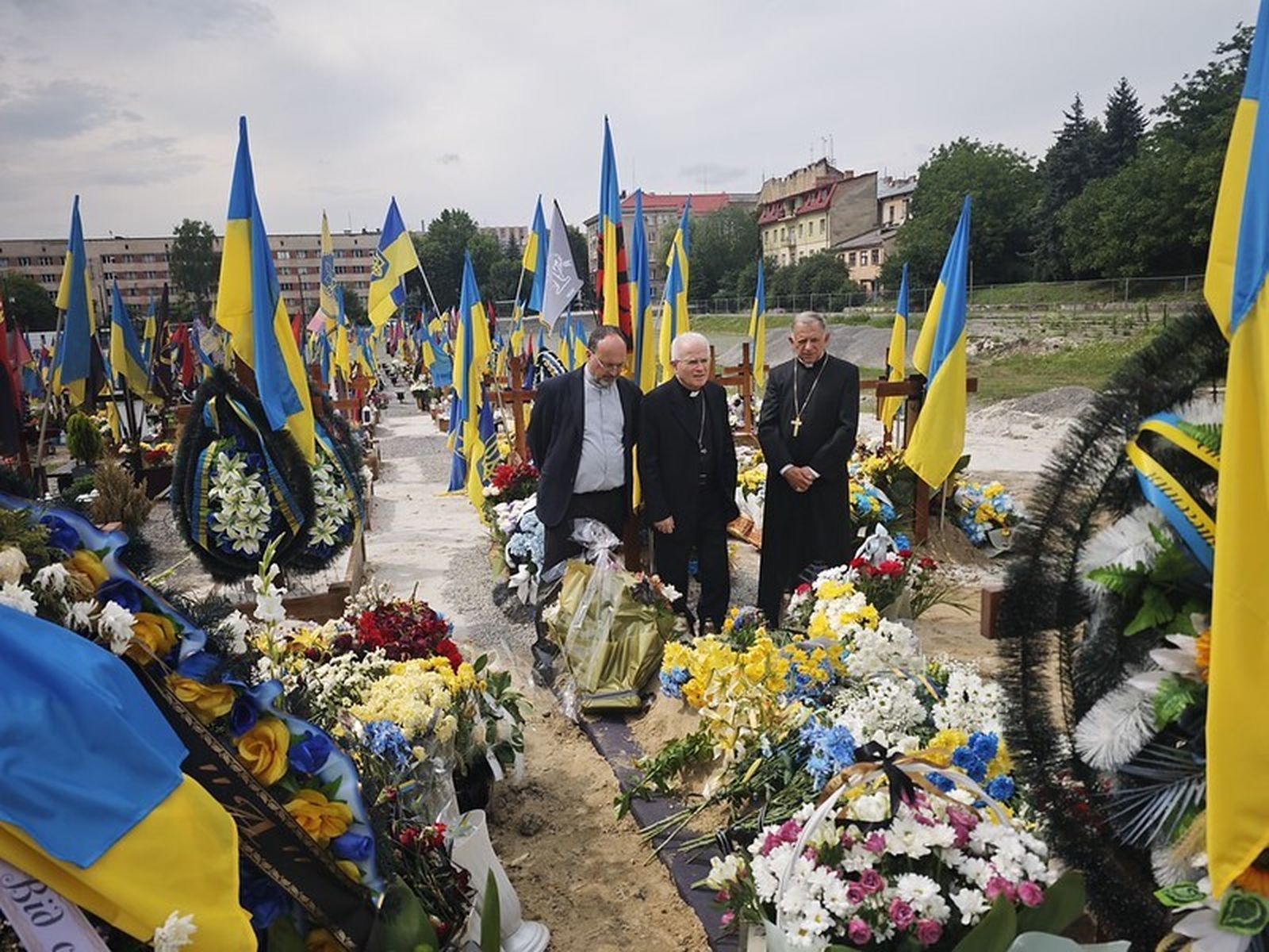 Mariano Crociata y Manuel Barrios, en el cementerio militar de Leópolis