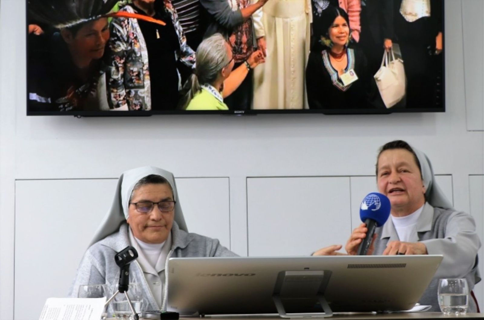 Las misioneras participantes en el Sínodo, en el encuentro en la sede de Manos Unidas