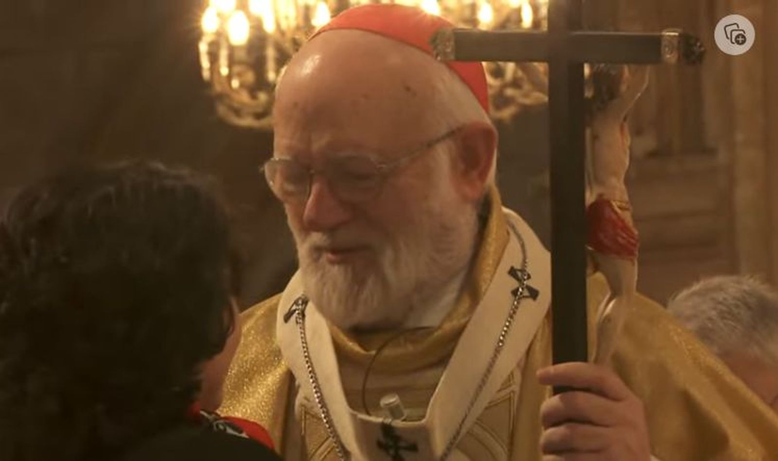 Cardenal Celestino Aós en su despedida recibió una cruz de recuerdo.