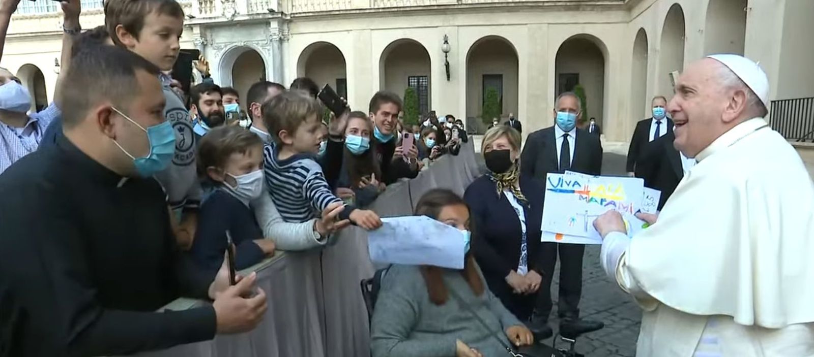 El Papa y los dibujos que le entregan los niños