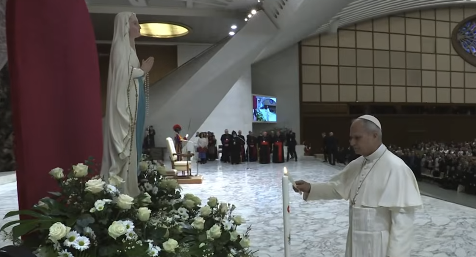 León XIV ante la Virgen de Lourdes