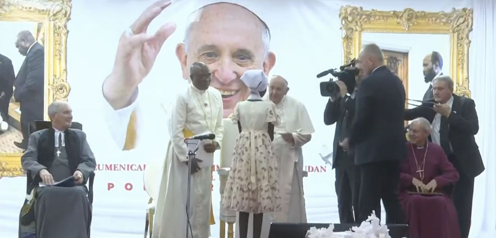 El Papa, con una niña desplazada de Sudán del Sur