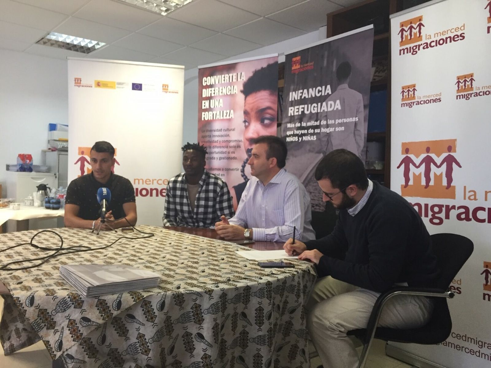 Los educadores de La Merced Migrantes junto al director de la fundación y al técnico de comunicación