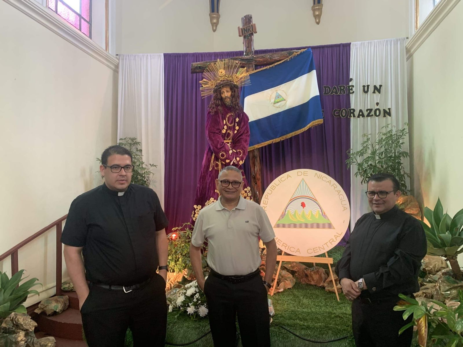 Edgar Gamboa, a la izda, y los sacerdotes exiliados y desnacionalizados, Harving Padilla y Uriel Vallejos