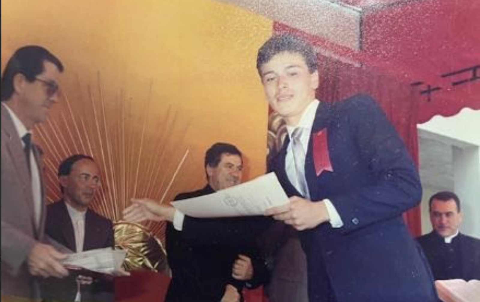 Rubén Betancur, recibiendo el título como uno de los mejores bachilleres UPB 1992