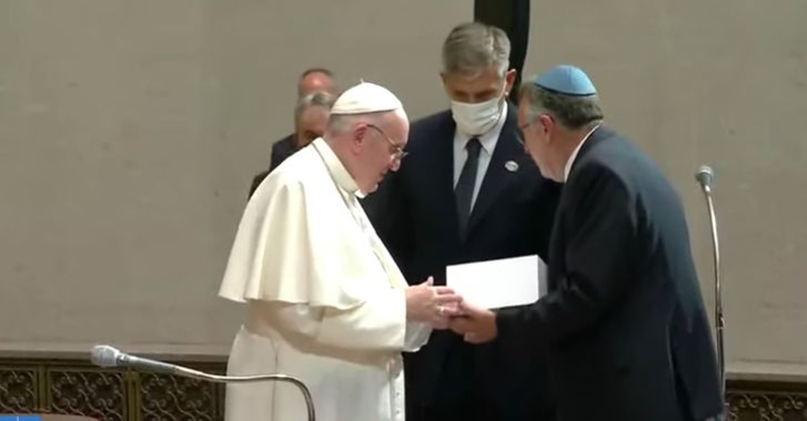 Francisco, con uno de los representantes de la comunidad judía de Hungría