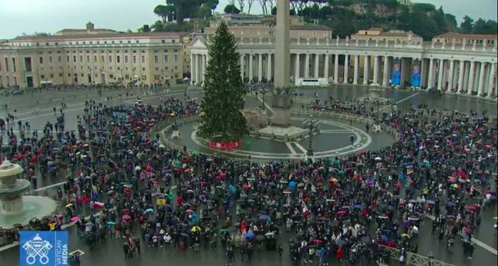 Fieles bajo la lluvia