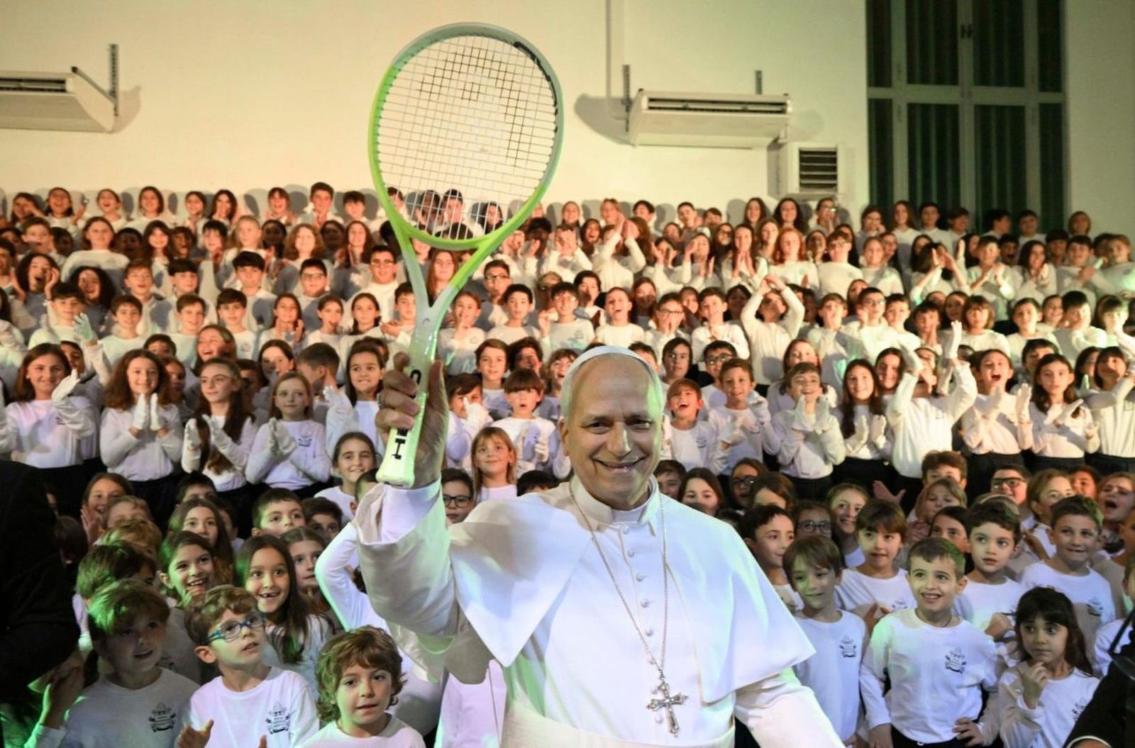 Los niños regalaron al Papa una raqueta