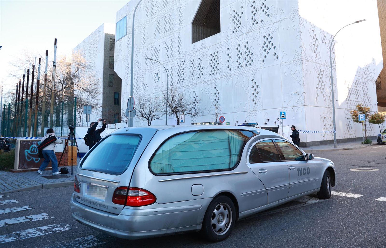 Llegada de un coche fúnebre al Instituto de Medicina Legal de Córdoba, este lunes.