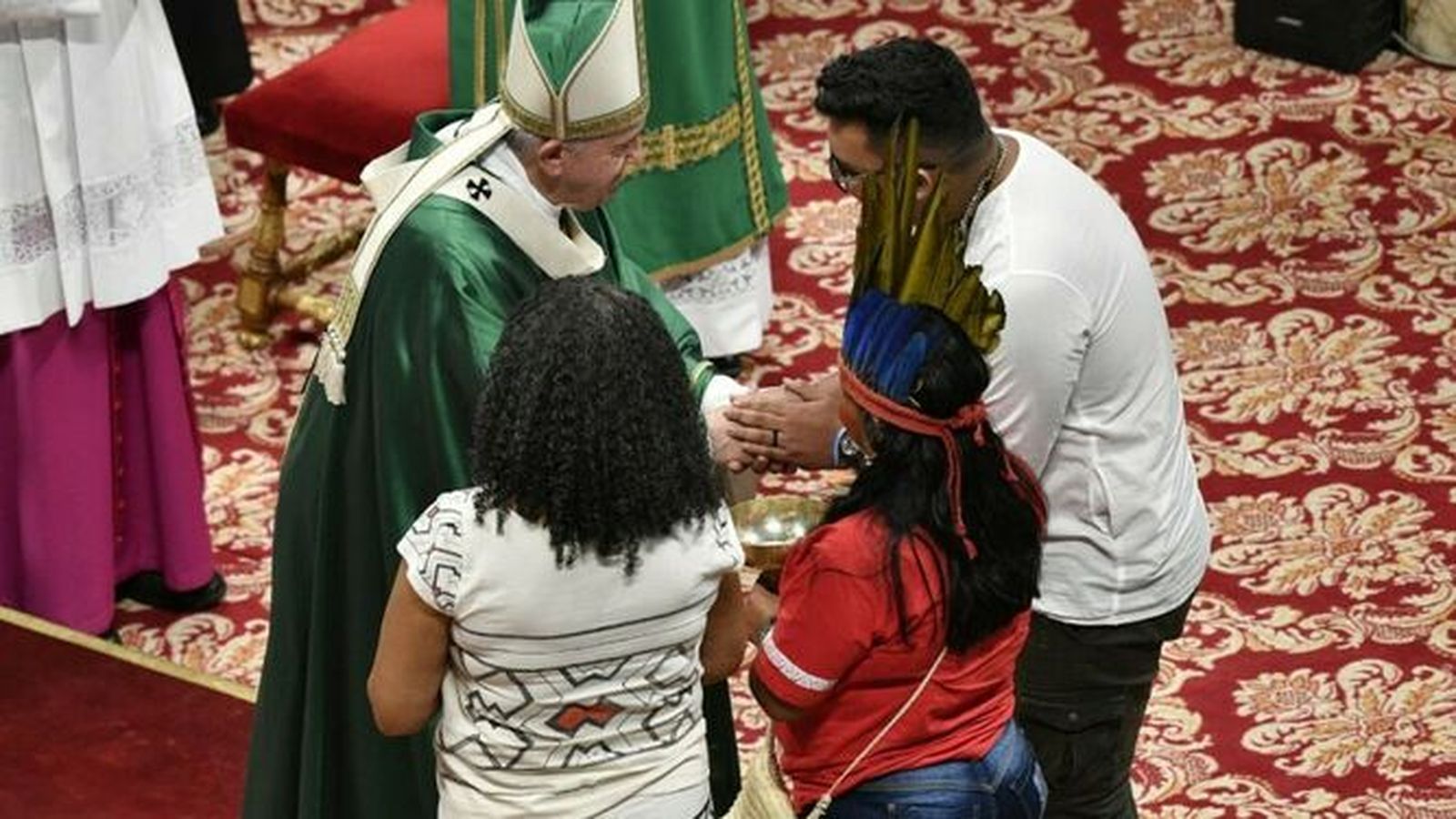 Papa-hoy-indigenas-Amazonia_2165193482_13975709_667x375