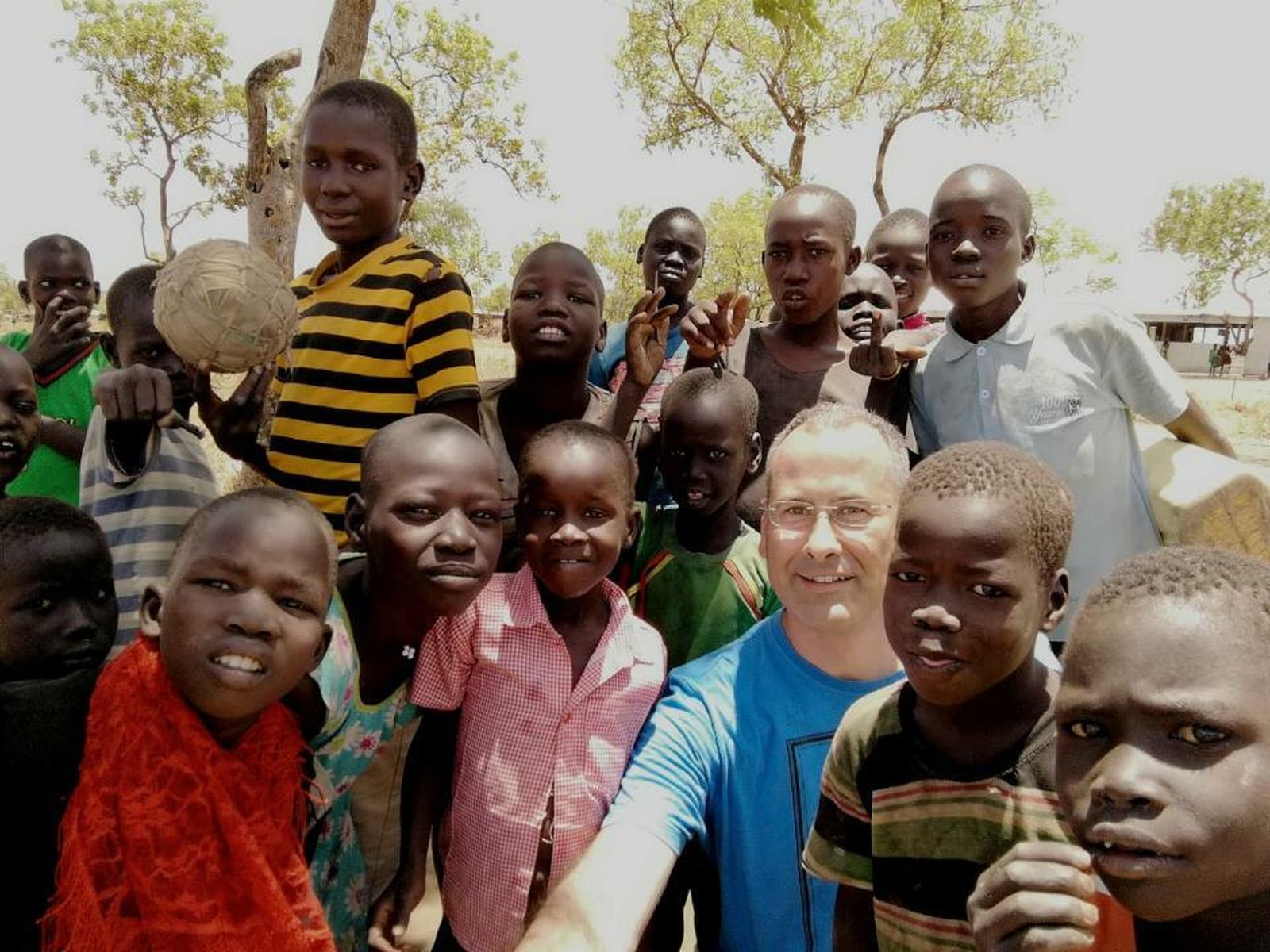 Alberto López de Misiones Salesianas, rodeado de niños