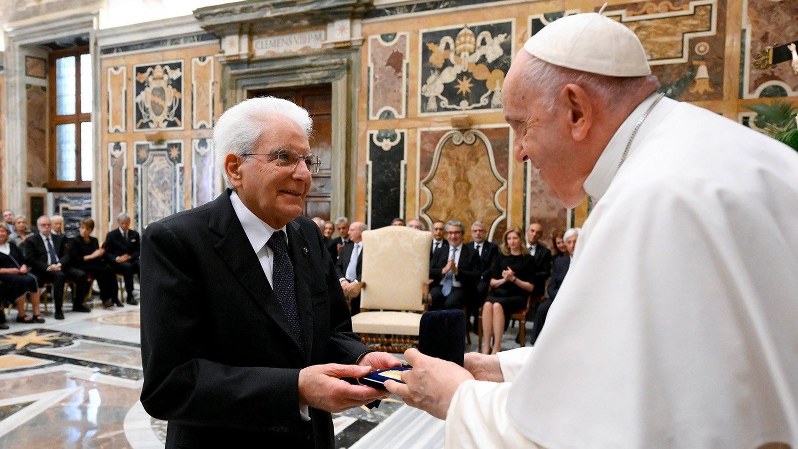 Francisco entrega el premio a Mattarella