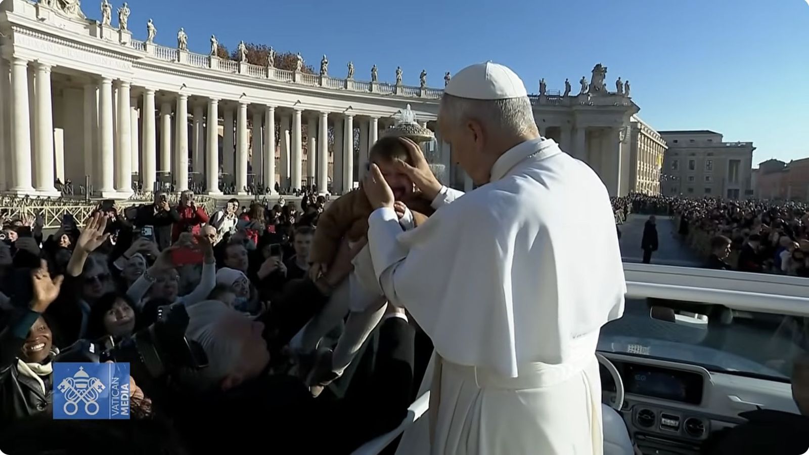El Papa bendice a un niño