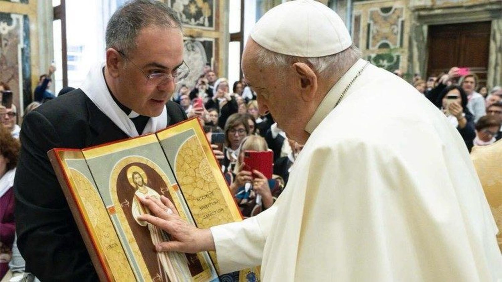 El padre Pasqualino muestra el icono al papa Francisco