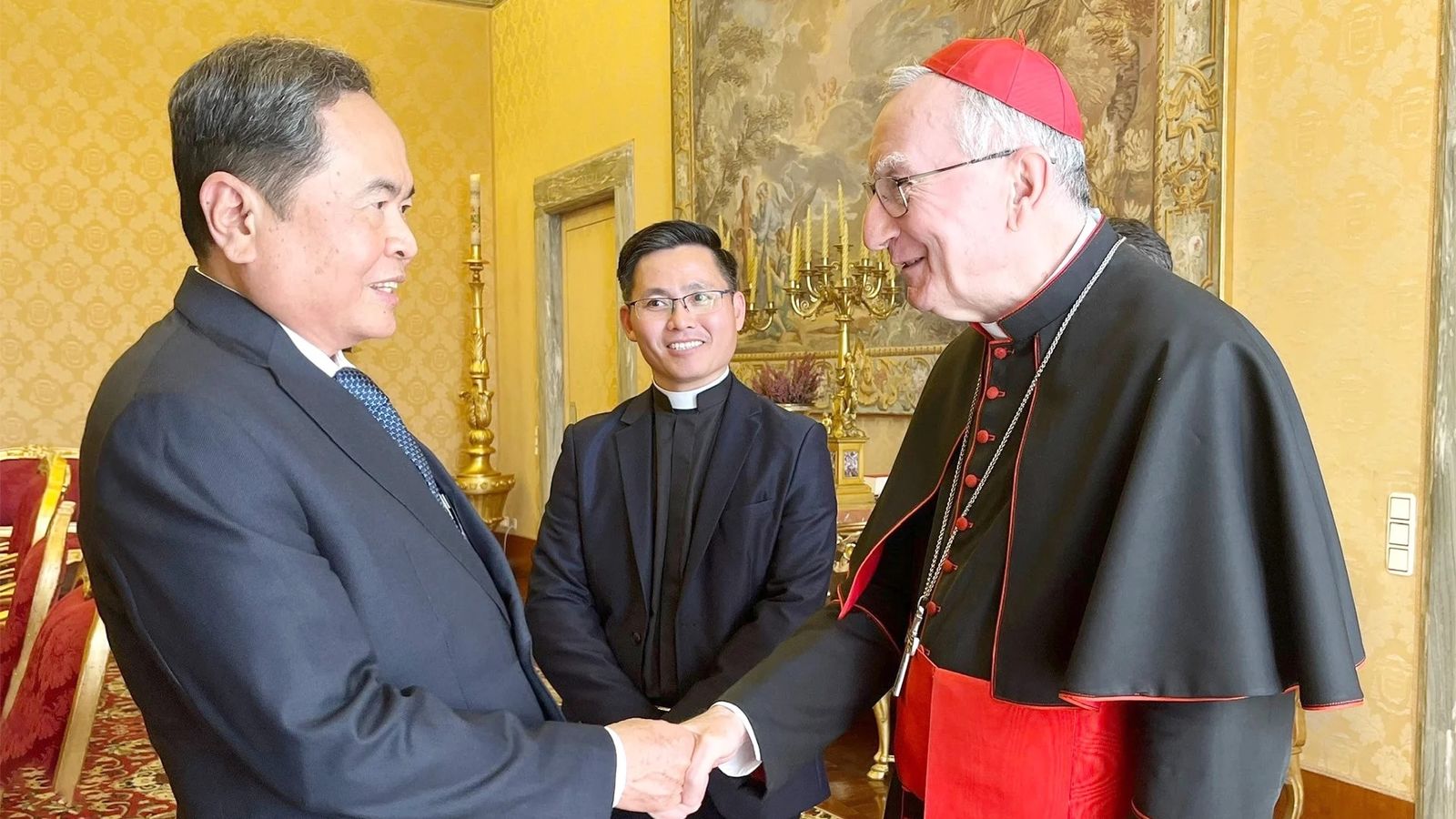 Tran Thanh Man, presidente de la Asamblea Nacional vietnamita y monseñor Parolin